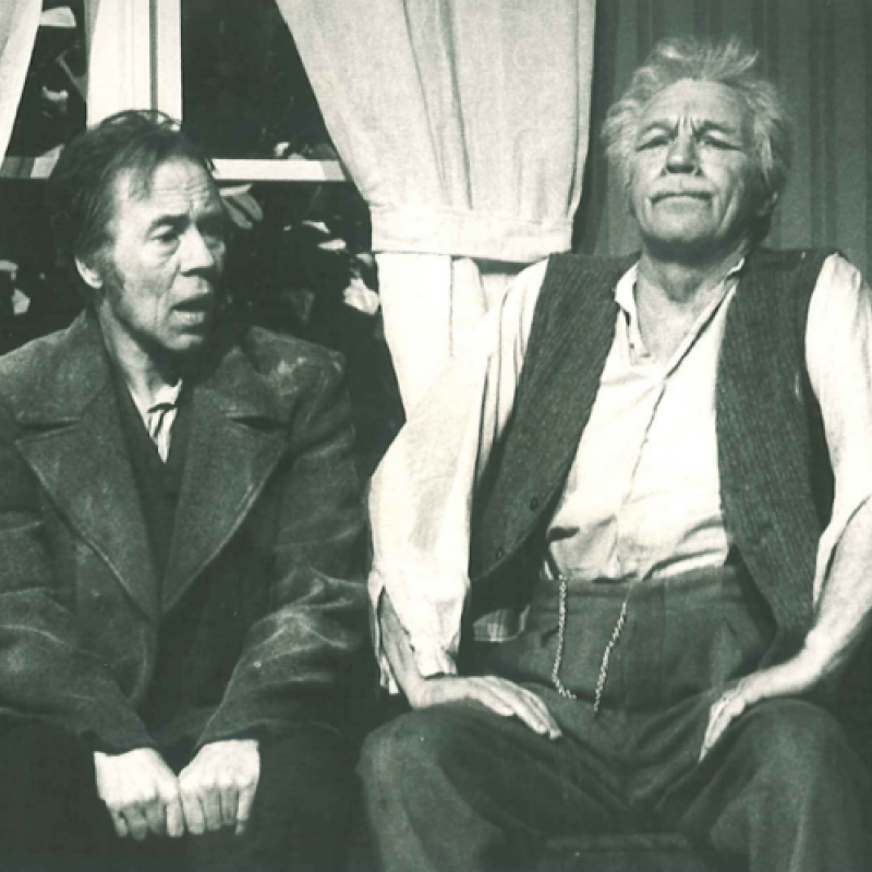 Två män pratar på en bänk