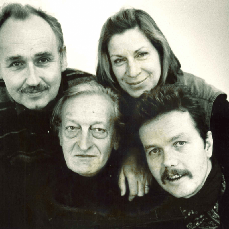 Ett porträtt av fyra av skådespelarna 