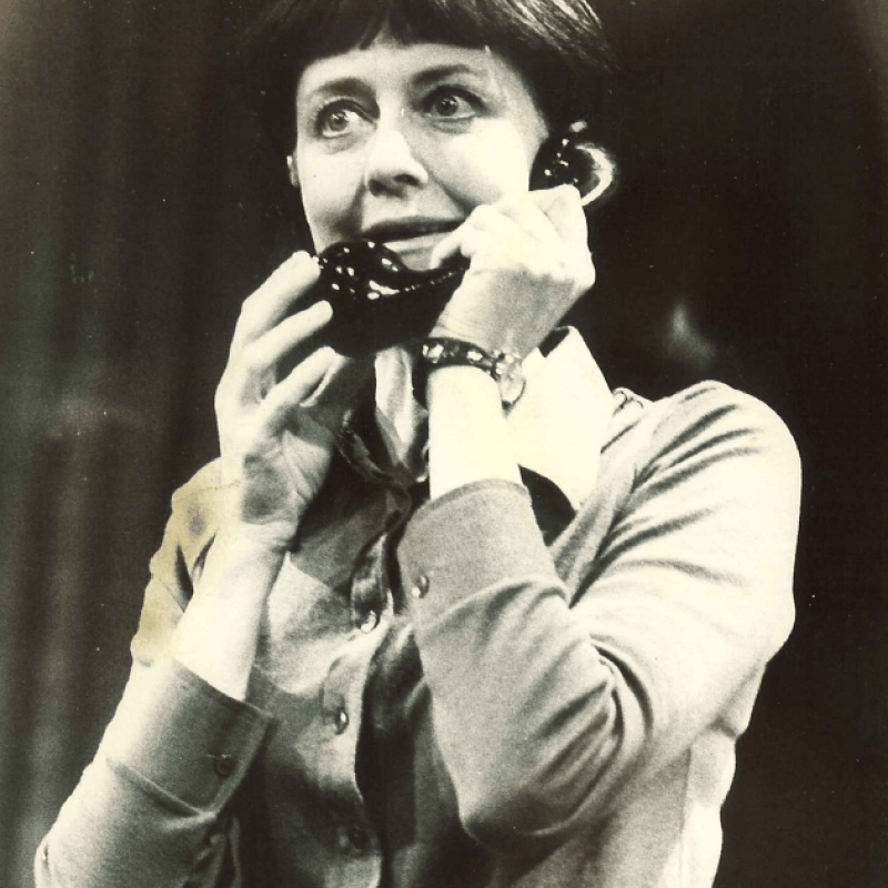 Kvinna pratar i telefon
