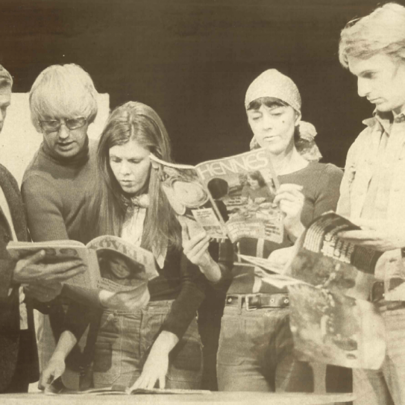 Ensemblen läser tidningar
