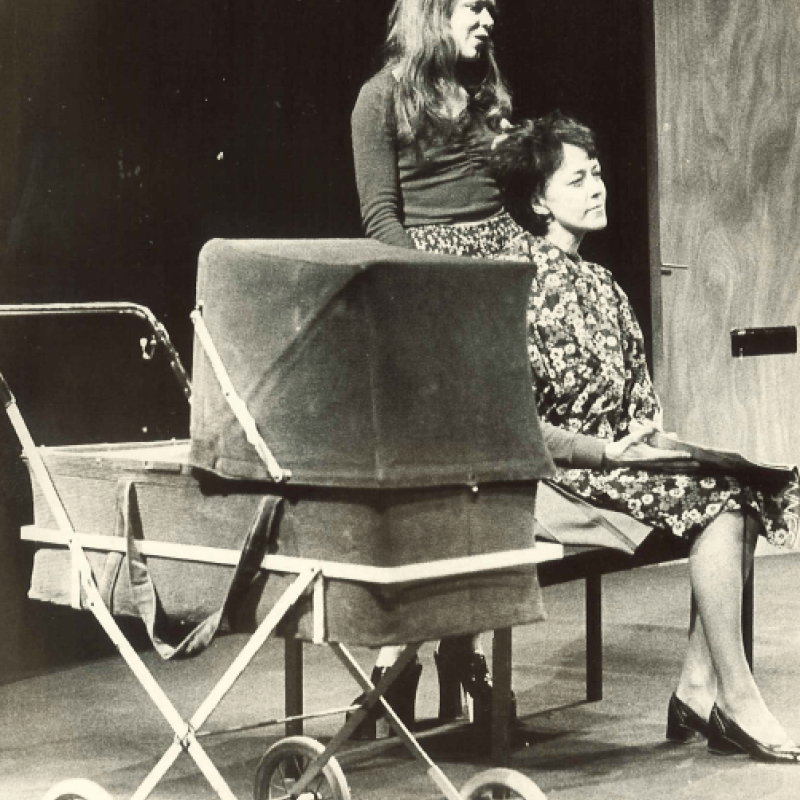Två kvinnor och en barnvagn