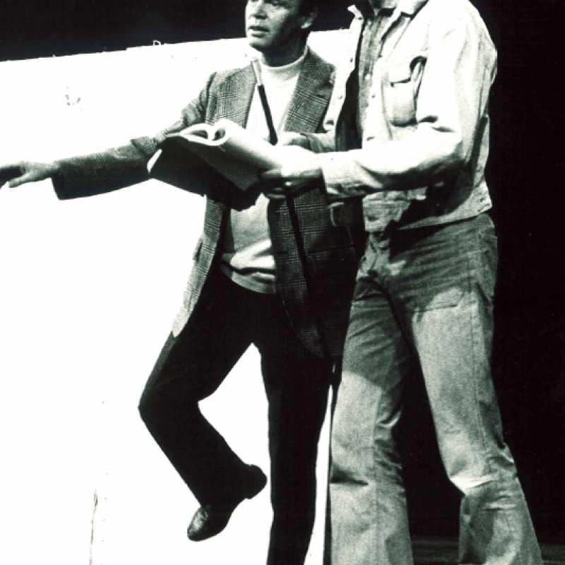 Två män försöker stå på ett ben