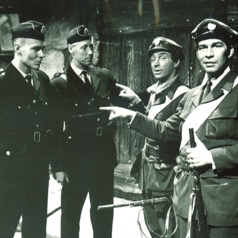 fyra soldater pekar på varandra