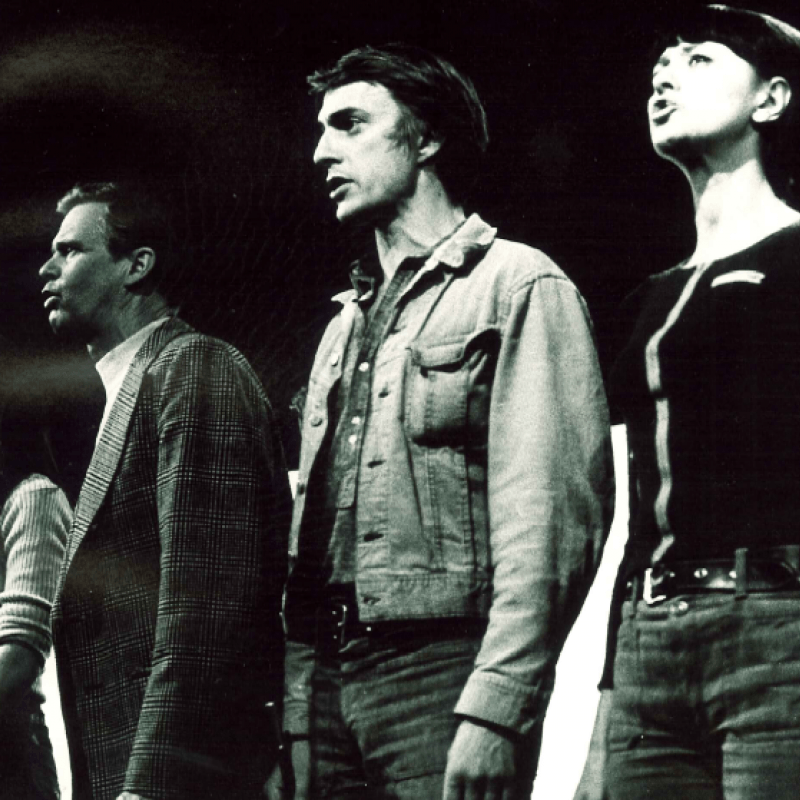 Fyra personer står på led på Intimans scen