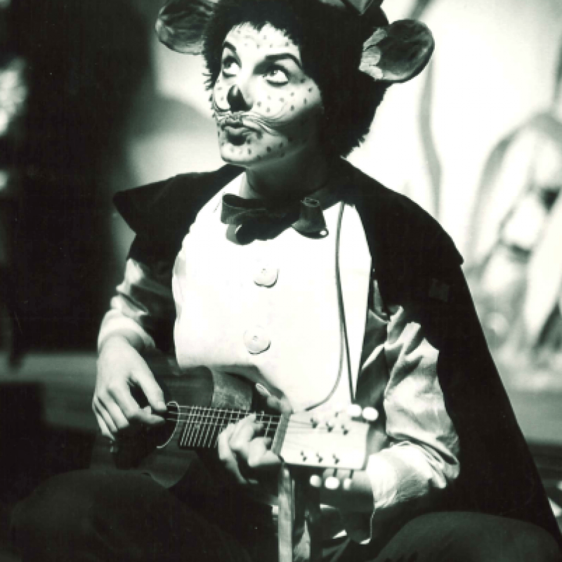 mus spelar ukulele