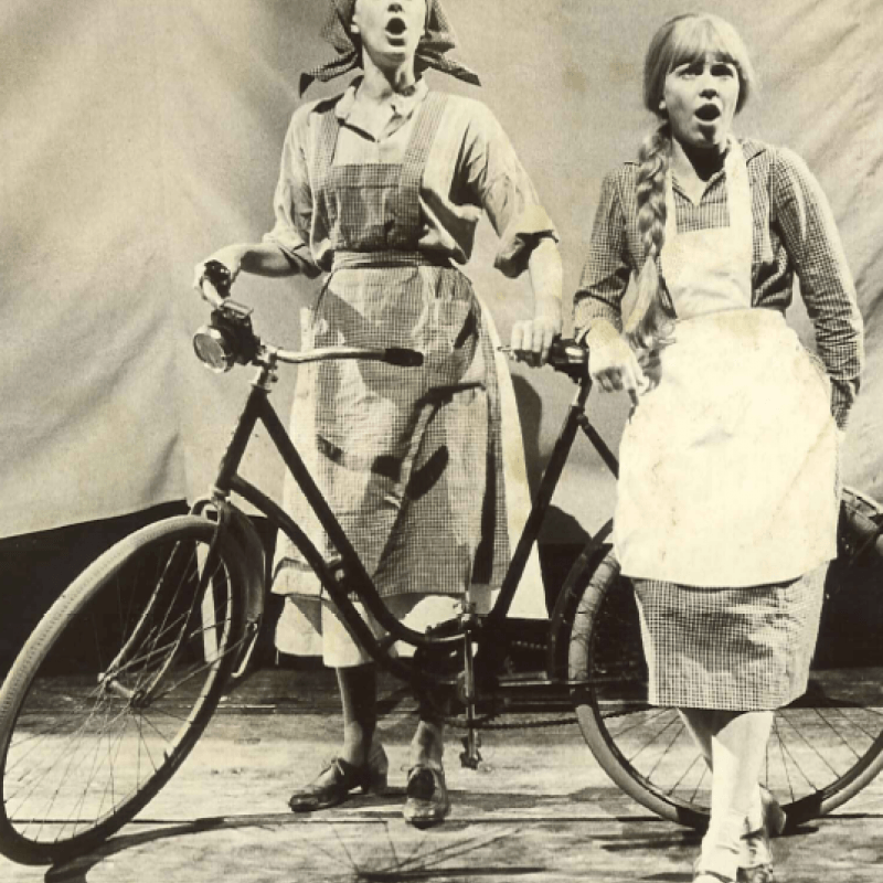 Två kvinnor med cykel