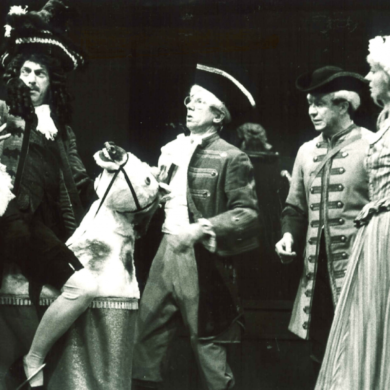 Fem personer i 1700-talskostymer
