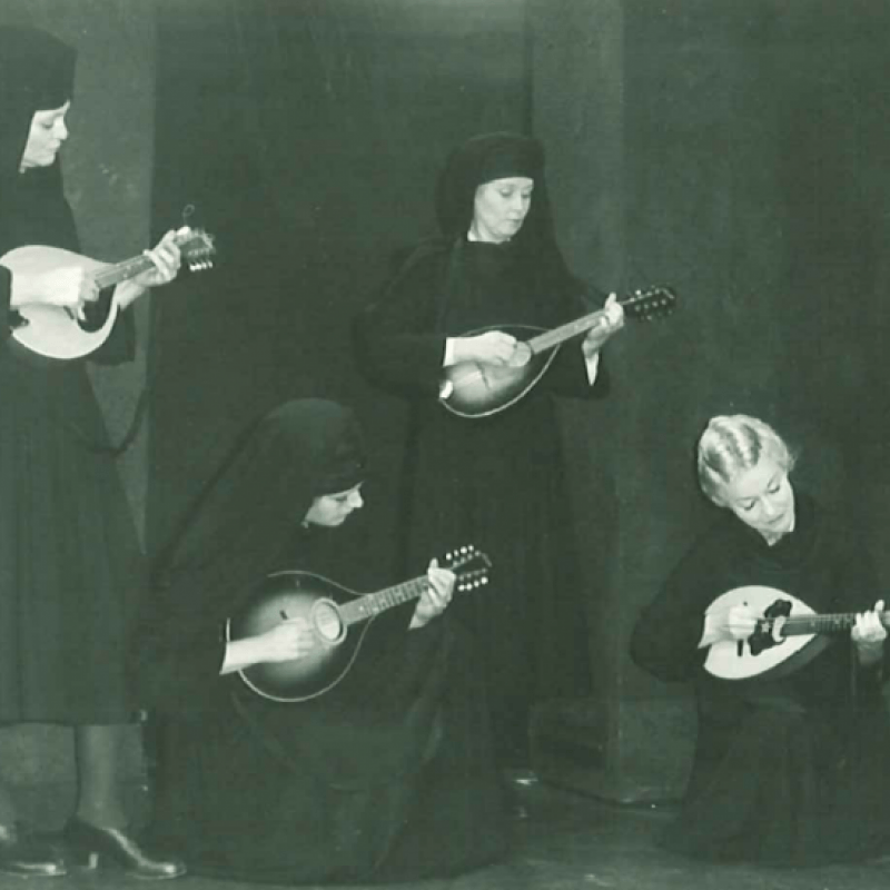 Fyra nunnor spelar mandolin