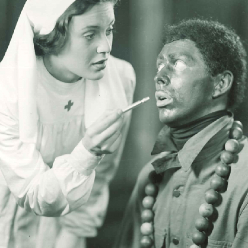 sjuksköterska tar tempen på man