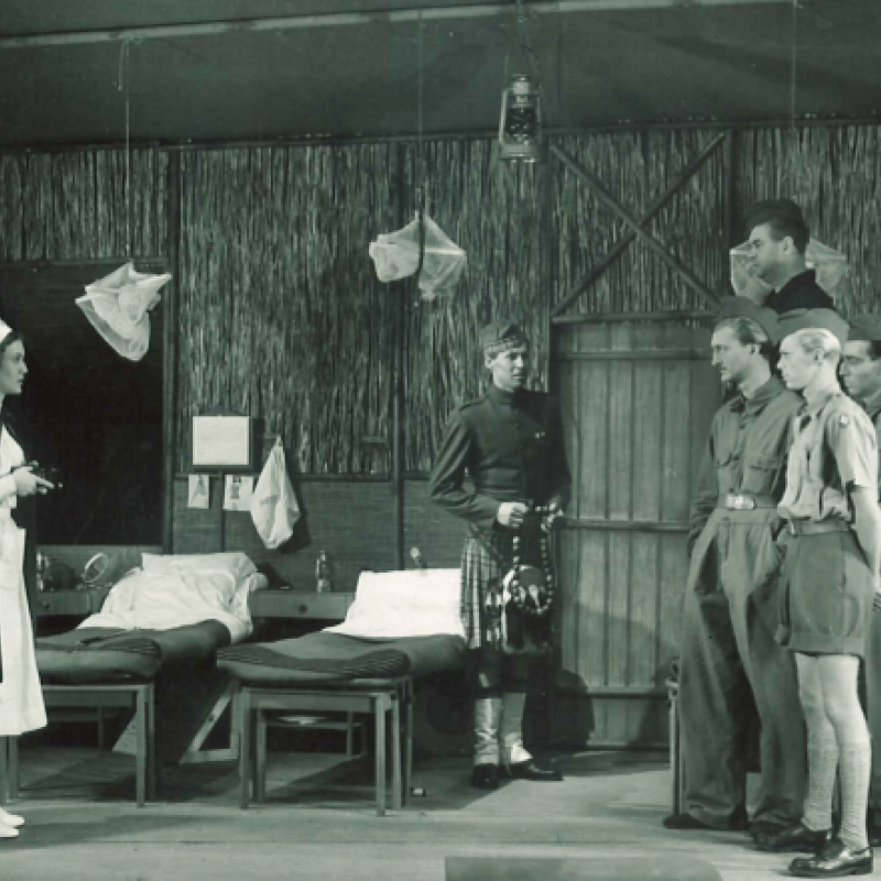 ett gäng soldater i en sjukstuga med en sjuksköterska
