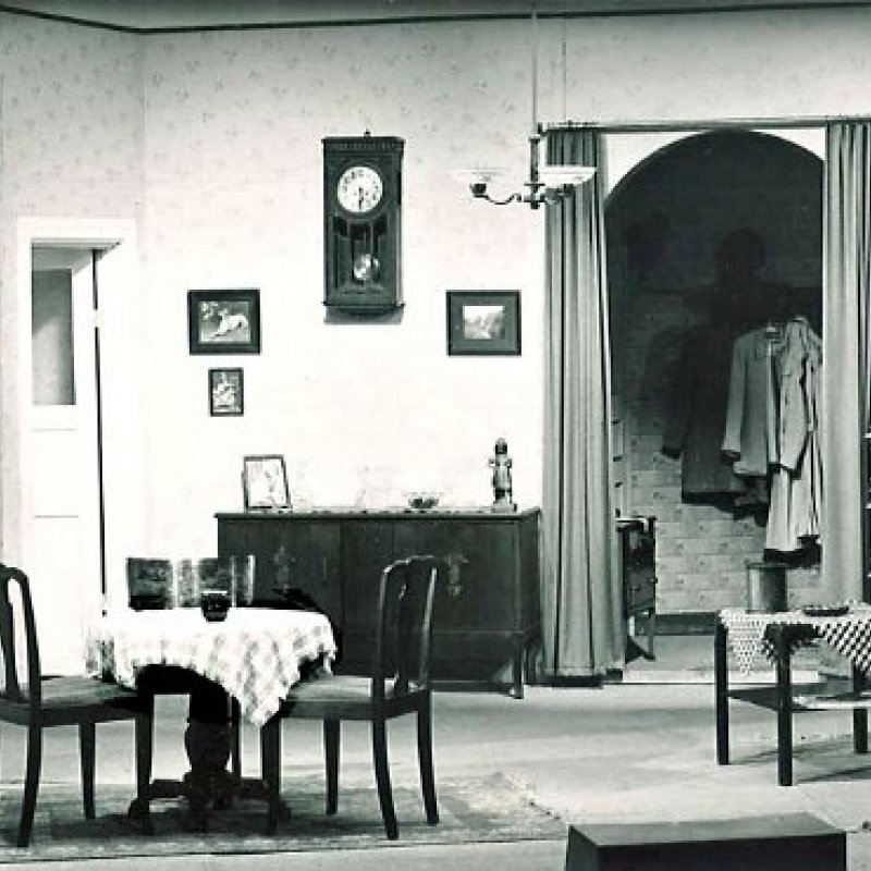 Bild över scenografin som är ett vardagsrum med möbler.