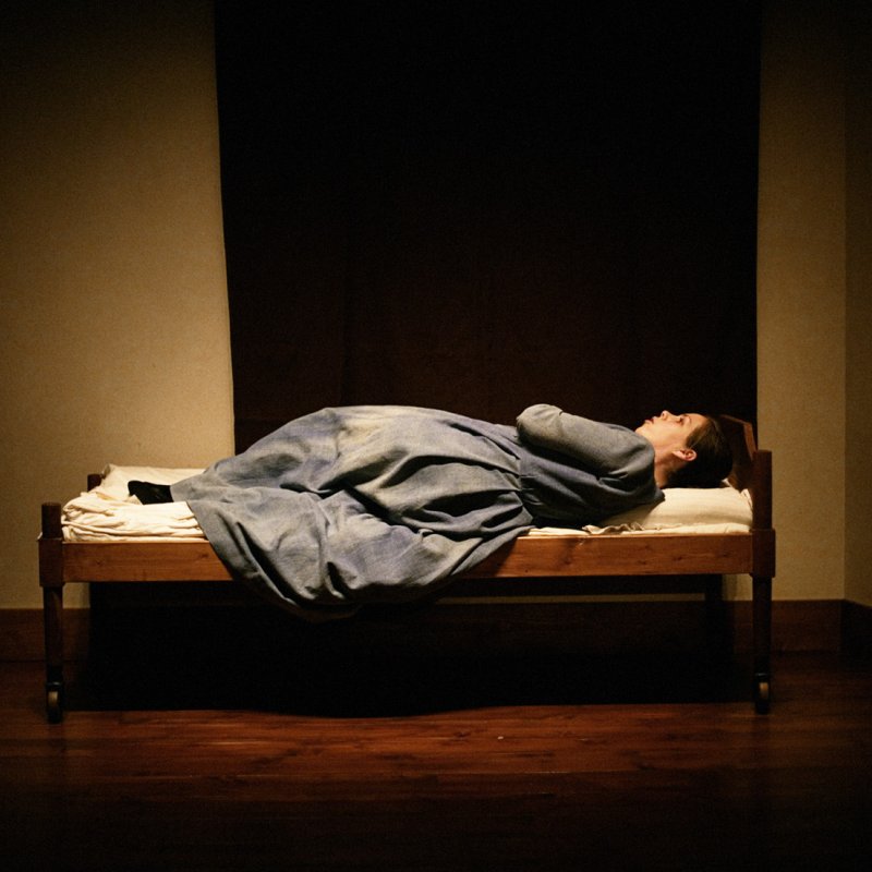 Kvinna ligger i en säng