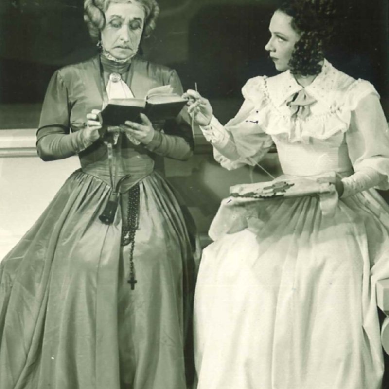 två damer läser