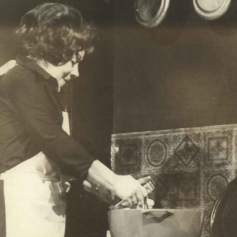 Kvinna lagar mat