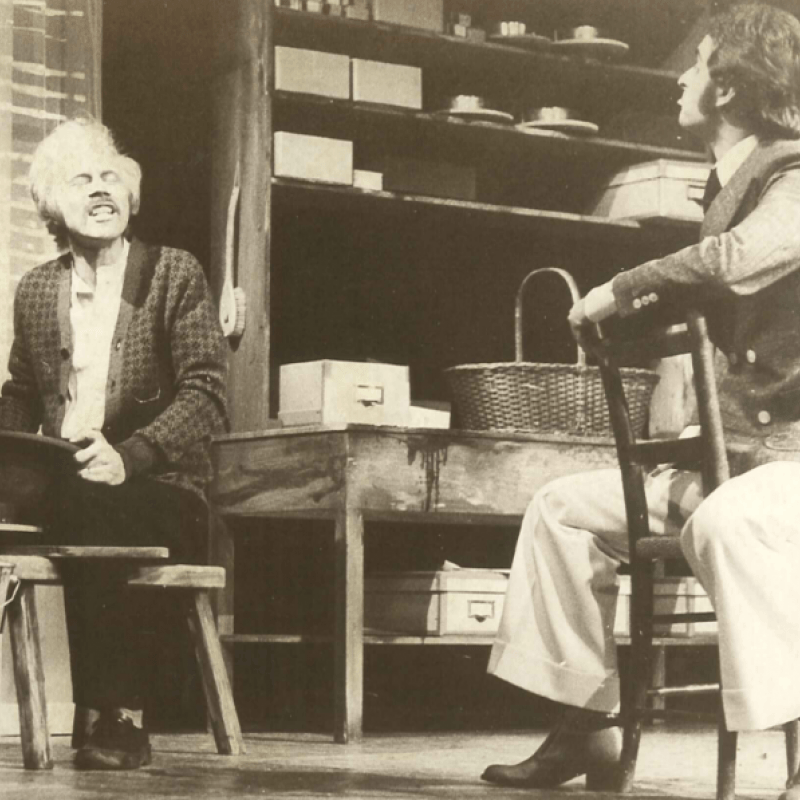 Två män på stolar