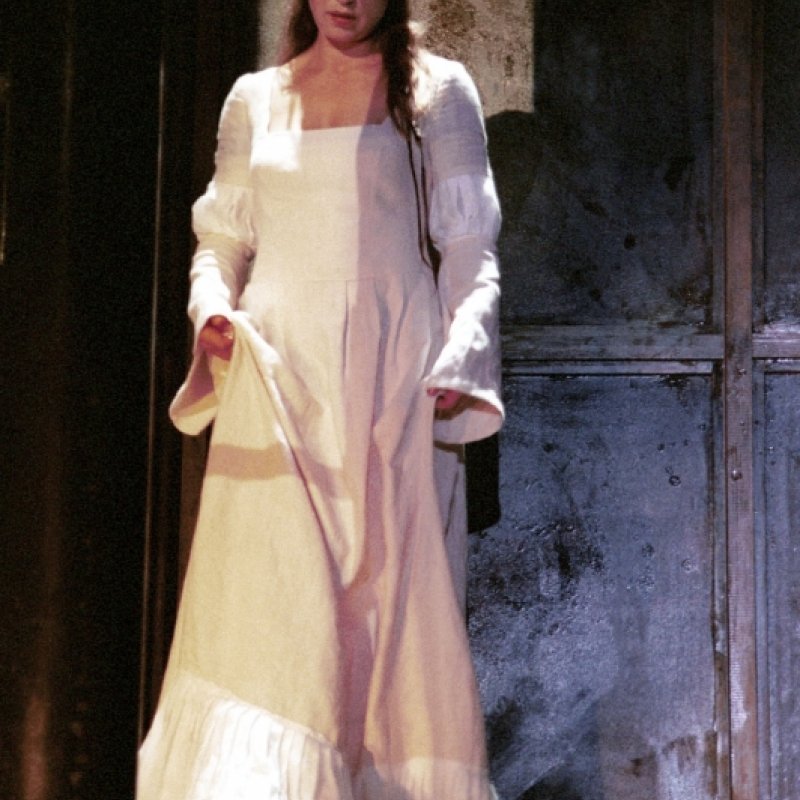 Kvinna i vit klänning