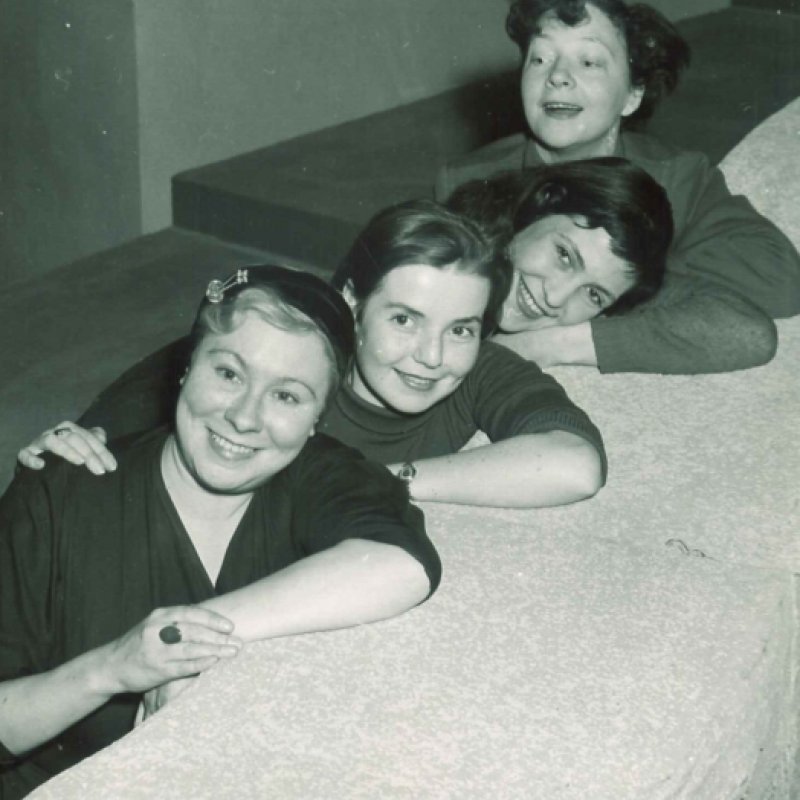 fyra kvinnor på led