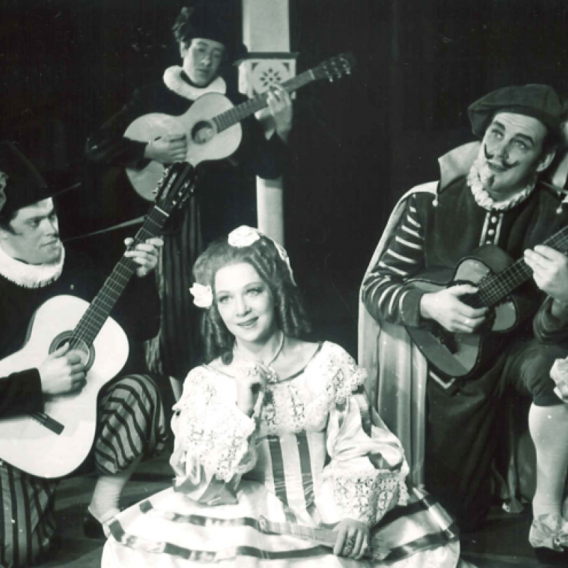 kvinna omringad av tre musiker