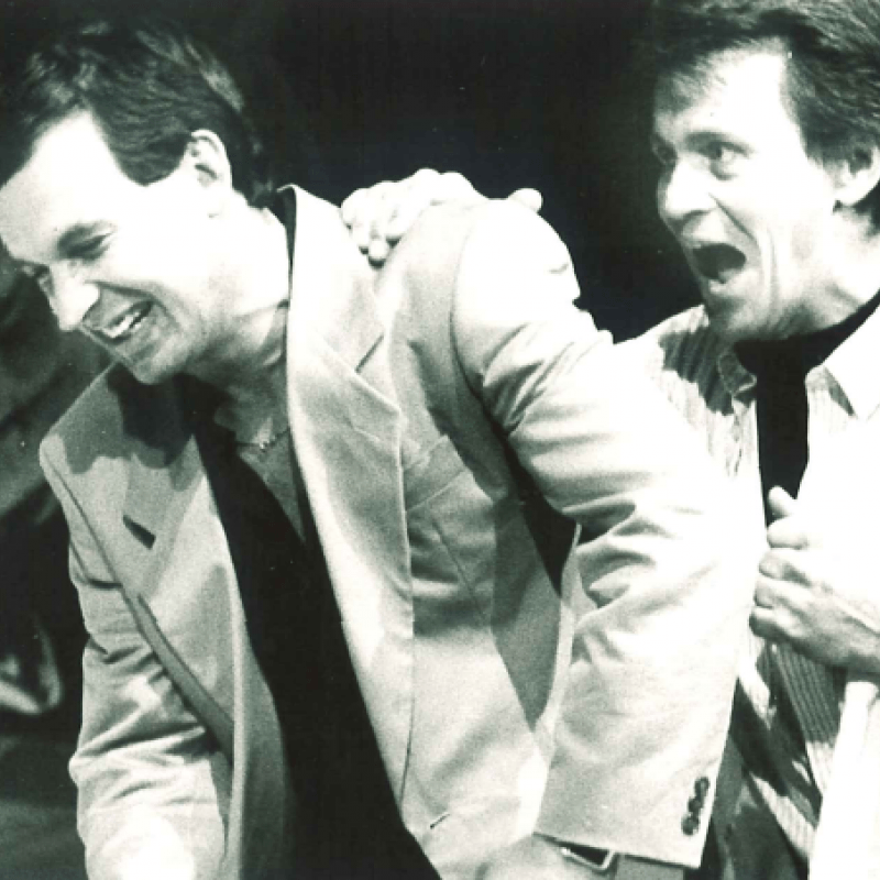 Två män skrattar