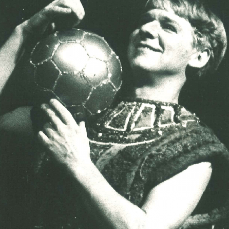 En pojke med en fotboll