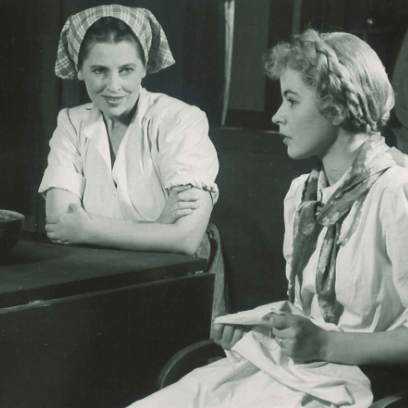två kvinnor vid bord