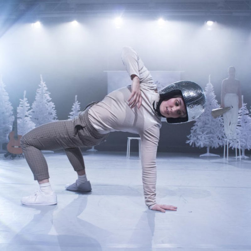 Dansare med silverhjälm ur 200 ord för snö