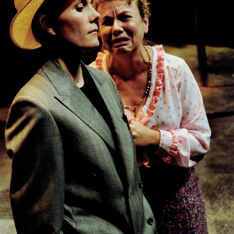 gråtande kvinna bredvid kvinna i hatt