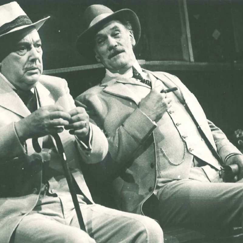 Två män pratar på en bänk
