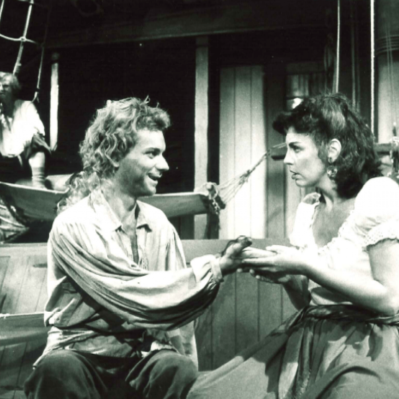 Man och kvinna sitter på skepp