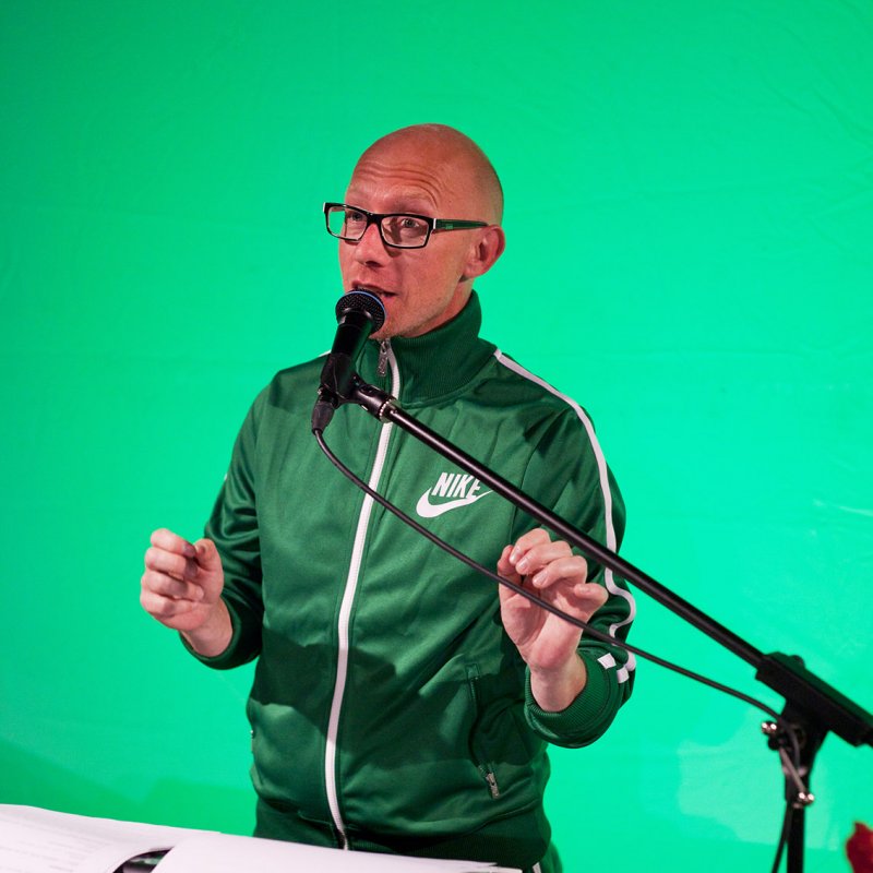 Musikern Anders Ortman bakom mikrofonen
