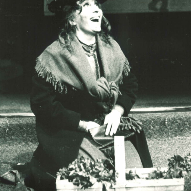 Kvinna sitter på knä och ler