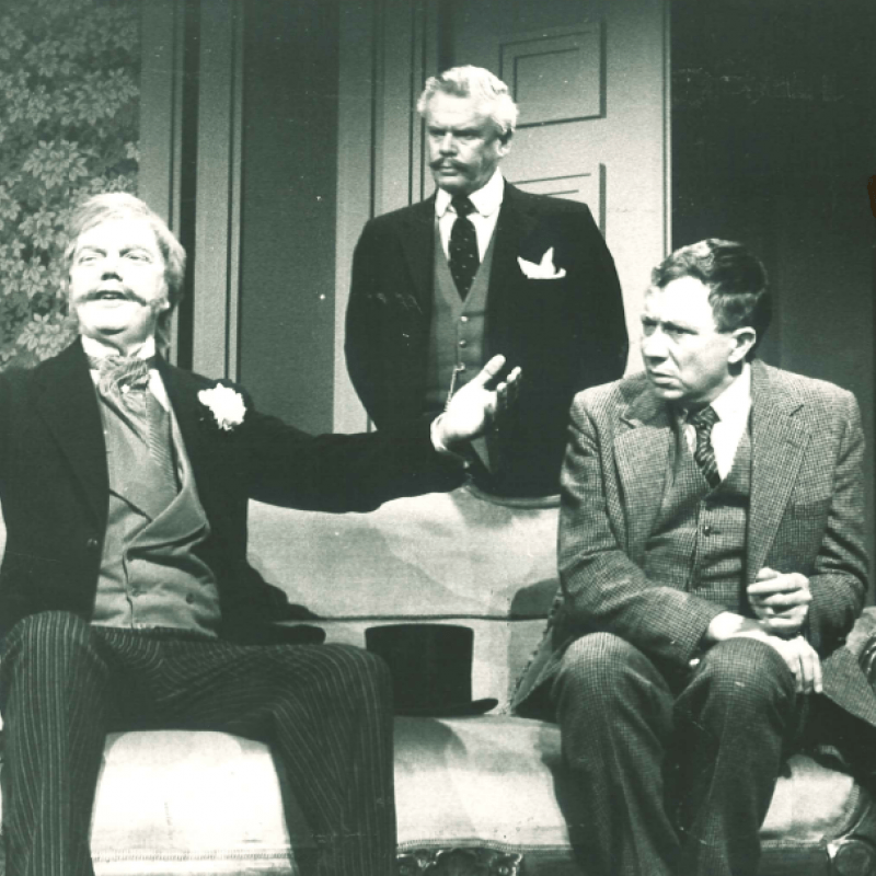 Tre män i soffa
