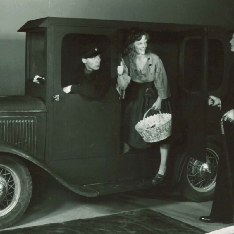 En kvinna siger ut ur en bil