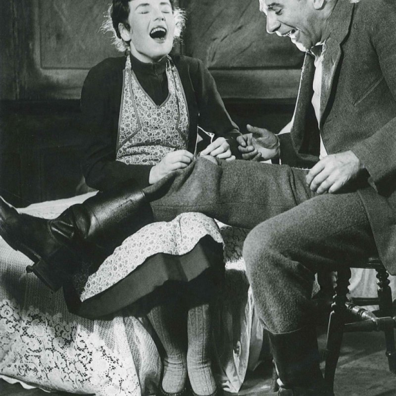 kvinna och man skrattar