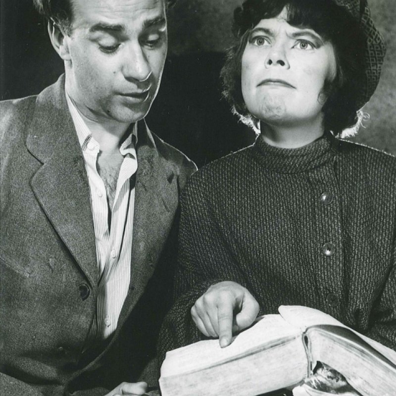 man och kvinna läser