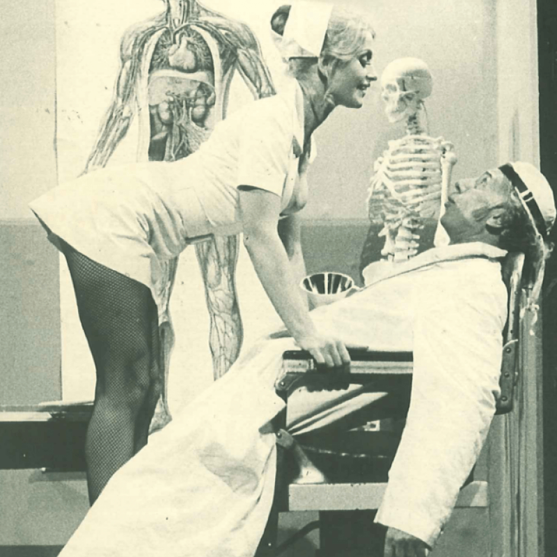 sjuksköterska lutad över doktor