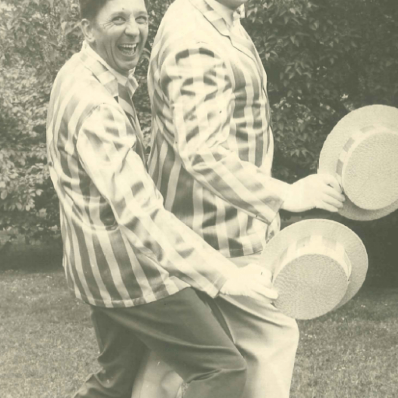 två män poserar i park