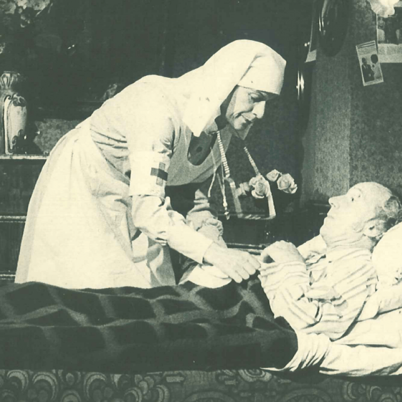 Läkare bredvid liggande patient