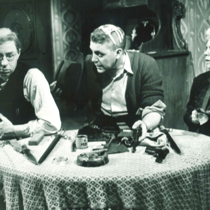 Tre personer sitter vid ett runt bord
