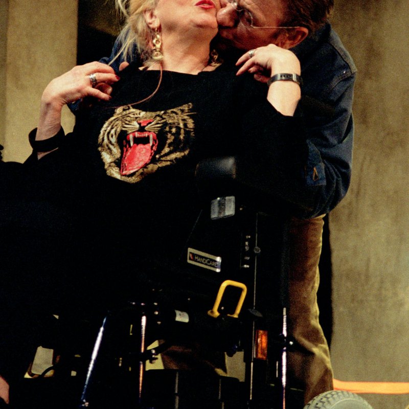 Man kysser kvinna i rullstol