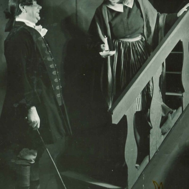 En kvinna på en trappa pratar med en man