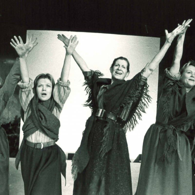 Fem kvinnor med uppsträckta armar
