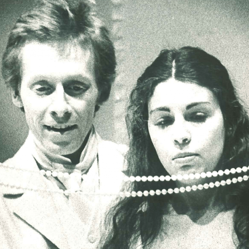 Man och kvinna beskådar ett pärlhalsband