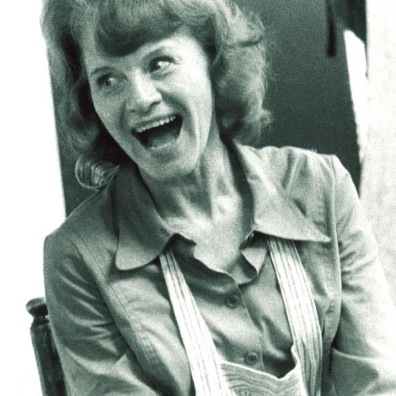 kvinna skrattar