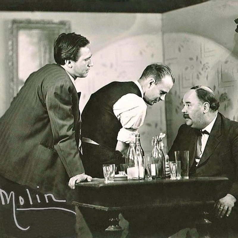 tre män vid ett bord