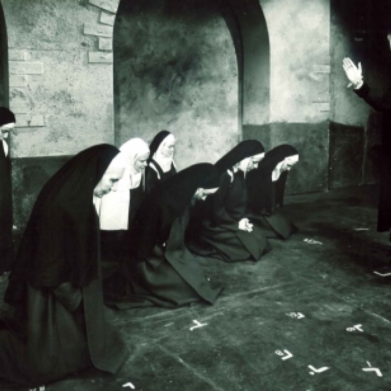 nunnor och präst ber