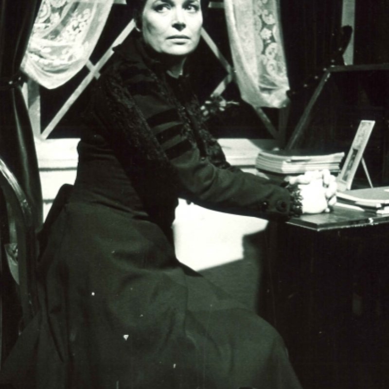 kvinna sitter vid skrivbord