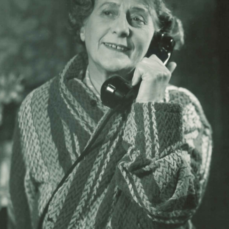 kvinna talar i telefon
