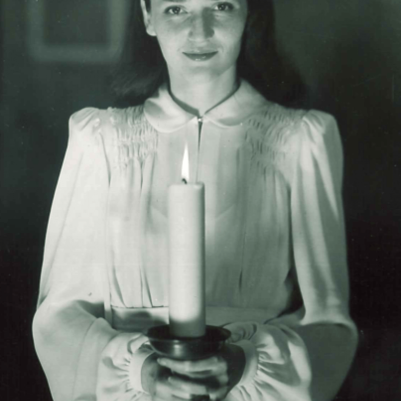 kvinna håller ljus i handen