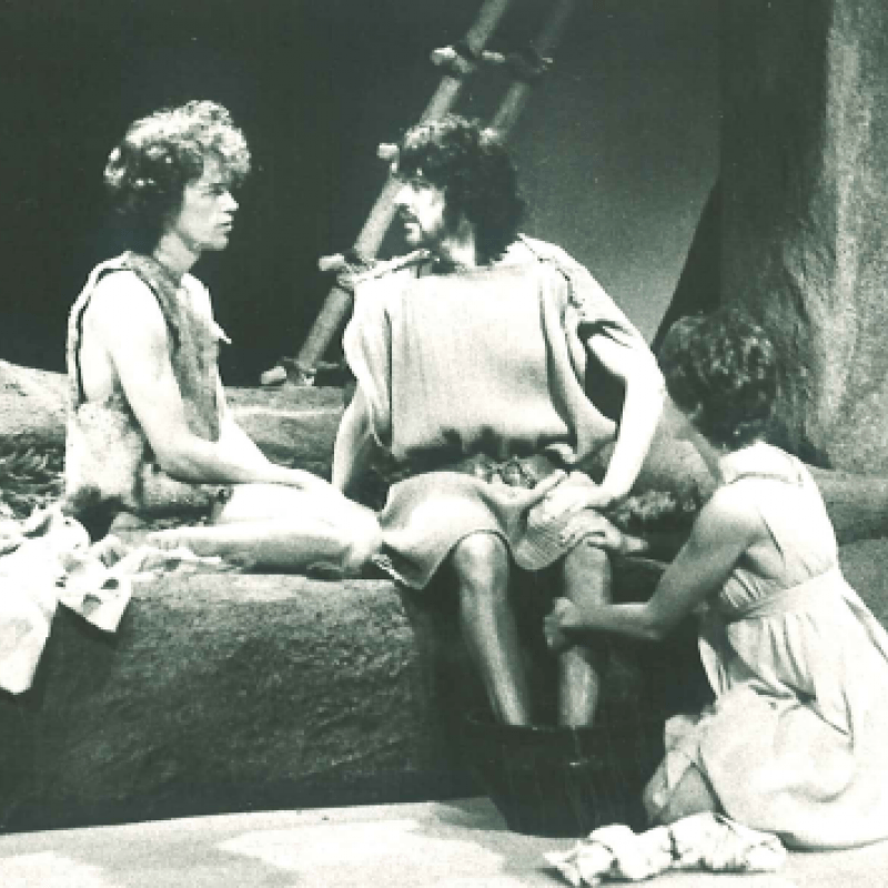 Tre personer vid foten av en staty